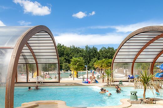Piscine couverte et ext�rieure avec toboggan au camping CAPFUN Ch�nes � Medis/Royan (17).