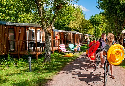 Mobil-homes modernes avec terrasse en bois au camping CAPFUN Ch�nes � Medis/Royan (17).