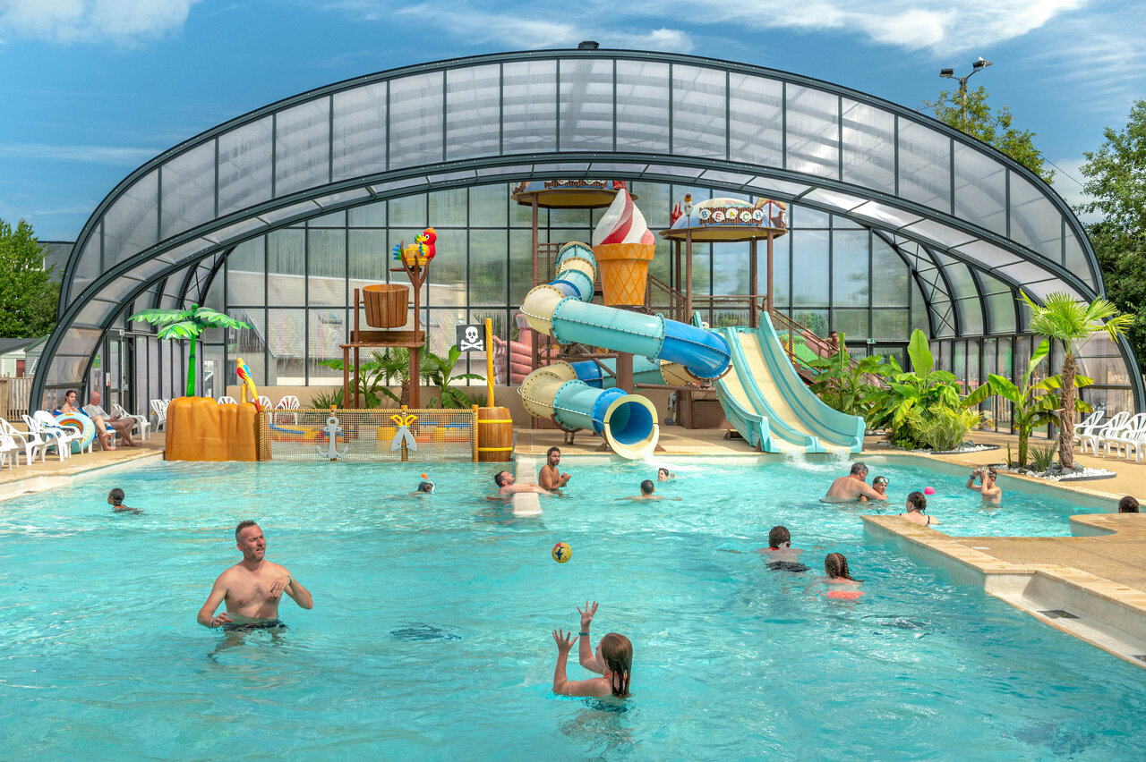 �berdachtes Schwimmbad, Riesenrutschen und Wasserspiele im Camping CLICOCHIC Chevaliers in HOULGATE (14).