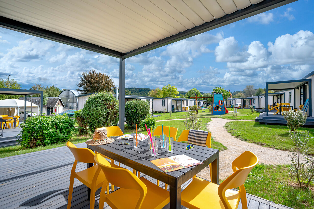 Terrasse Mobilheim, Kinderspielplatz, Unterk�nfte auf dem Campingplatz CLICOCHIC Chevaliers in HOULGATE (14).