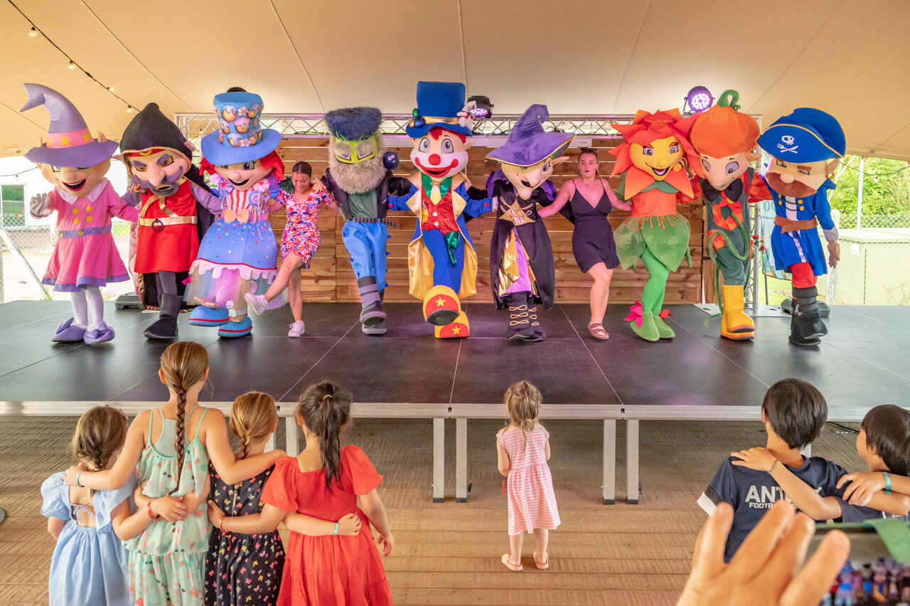 Lebhafte Animationsshow mit Maskottchen und Kindern auf dem Campingplatz CLICOCHIC Chevaliers in HOULGATE (14).
