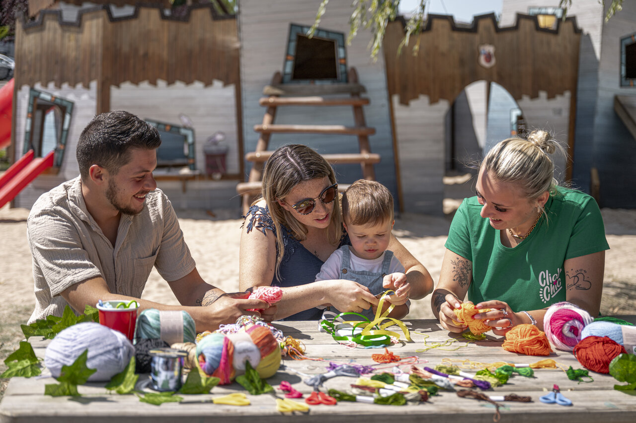 Bastelaktivit�t Familie mit Animateur auf dem Campingplatz CLICOCHIC Chevaliers in HOULGATE (14).