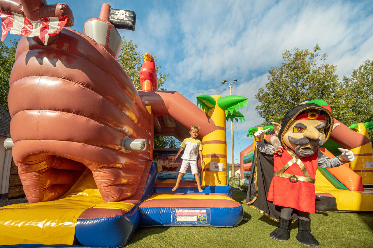 Aufblasbarer Piraten-Spielplatz und Maskottchen auf dem Campingplatz CLICOCHIC Chevaliers in HOULGATE (14).
