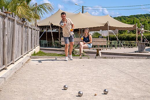 Jeu de boules baan met spelers op camping CLICOCHIC Chevaliers in HOULGATE (14).