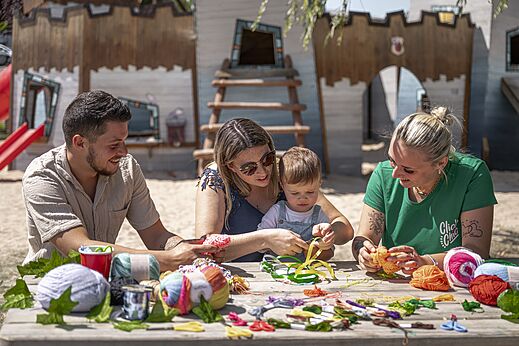 Creatieve workshop voor familie met animator, kinderspelen op camping CLICOCHIC Chevaliers Houlgate.