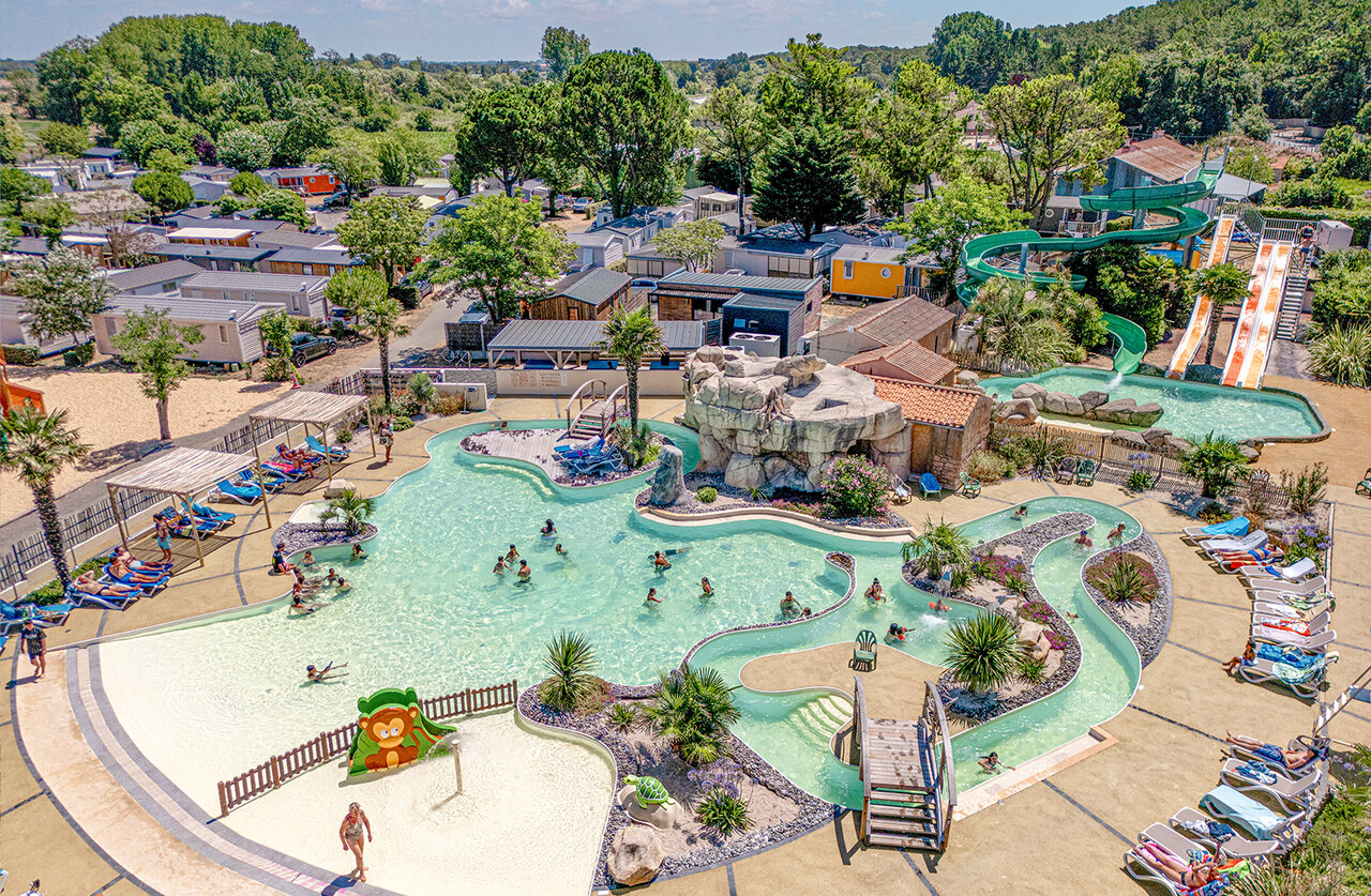 Gro�er Wasserpark mit Rutschen und Pools auf dem Campingplatz CLICOCHIC Chouans in SAINT HILAIRE DE RIEZ (85).