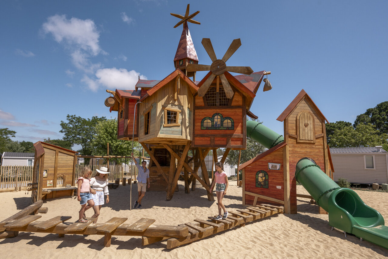 Holzspielplatz mit Rutschen auf dem Campingplatz CLICOCHIC Chouans (85).