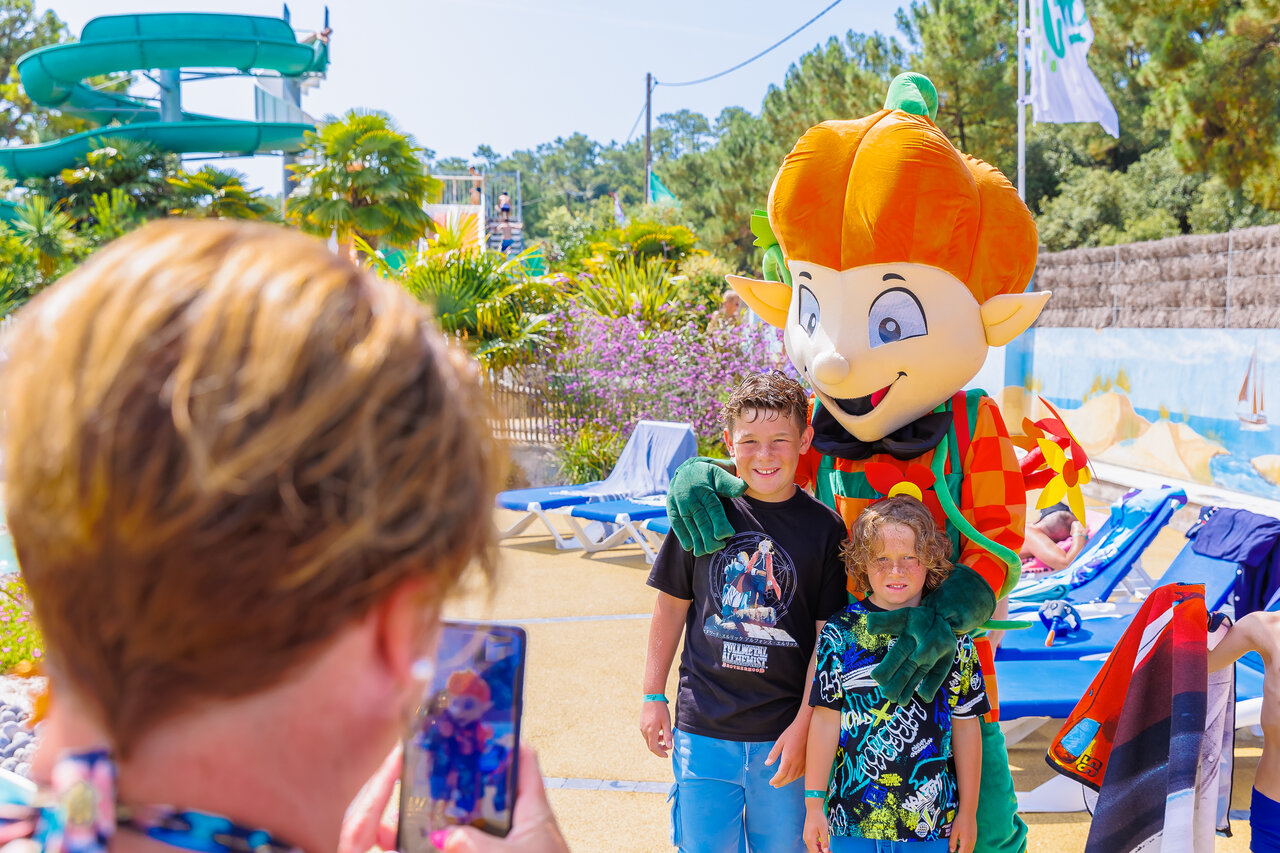 Maskottchen, Kinder und Pool auf dem Campingplatz CLICOCHIC Chouans in SAINT HILAIRE DE RIEZ (85).