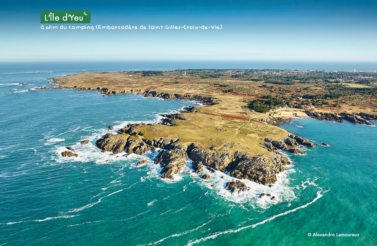 �le d'YEU, wilde K�ste, felsige Klippen, t�rkisfarbenes Meer nahe Saint Hilaire de Riez.