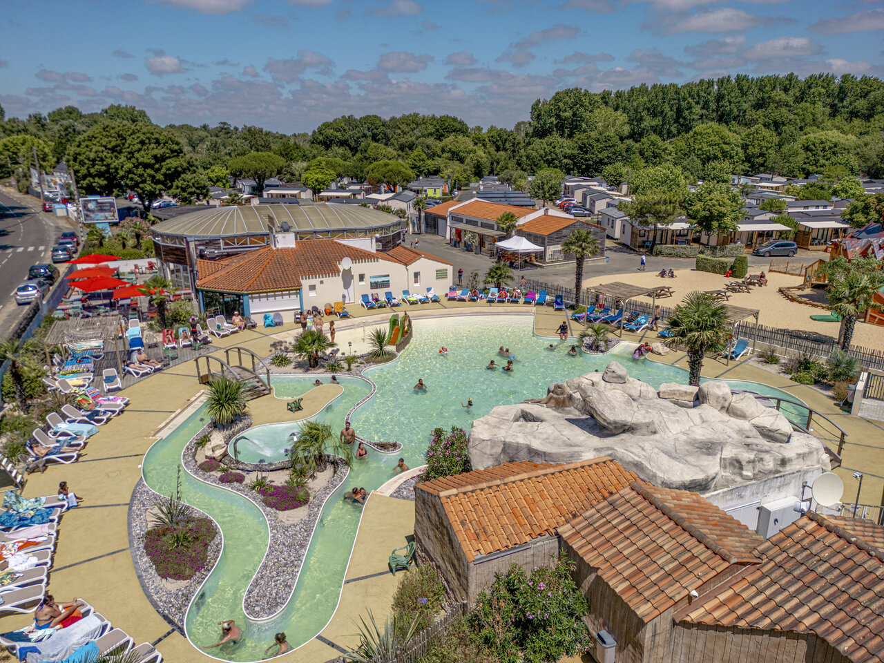 Wasserpark und Lazy River auf Camping CLICOCHIC Chouans in SAINT HILAIRE DE RIEZ (85).