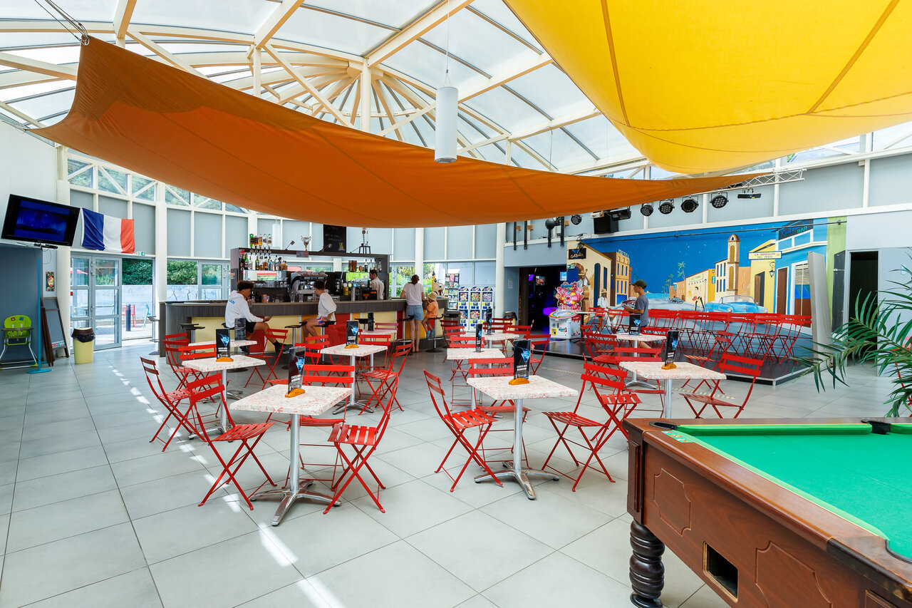 Innenbar, Animationsbereich und Billardtisch auf Campingplatz CLICOCHIC Chouans, SAINT HILAIRE DE RIEZ.