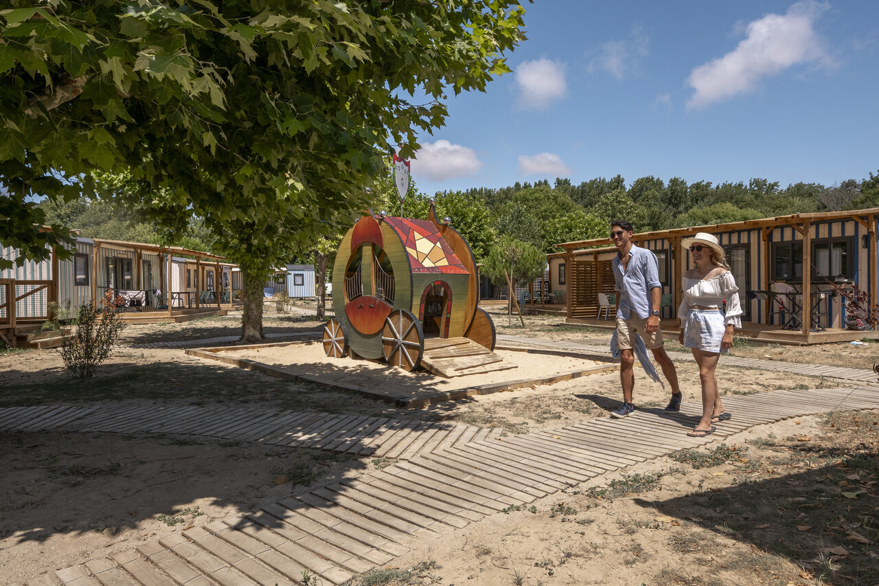 Origineller Spielplatz und moderne Unterk�nfte auf dem Campingplatz CLICOCHIC Chouans in SAINT HILAIRE DE RIEZ (85).