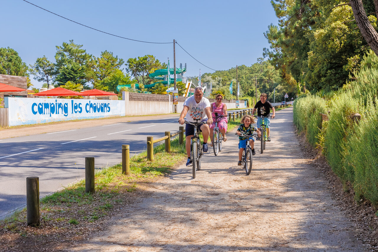 Familie auf Fahrr�dern auf Radweg, Camping Les Chouans, Saint Hilaire de Riez (85).