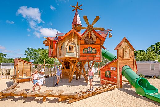 Gro�er Holzspielplatz mit Rutschen auf dem Campingplatz CLICOCHIC Chouans in SAINT HILAIRE DE RIEZ.