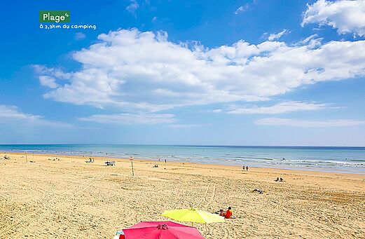 Sandstrand und Meer am Campingplatz CLICOCHIC Chouans (85).