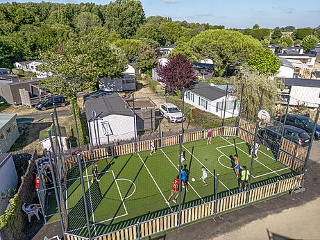 Multisportplatz f�r Fu�ball und Basketball auf dem Campingplatz CLICOCHIC Chouans in SAINT HILAIRE DE RIEZ (85).