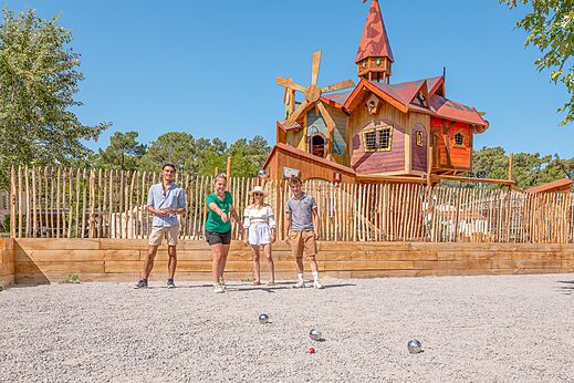 Bocciabahn und Spielplatz auf dem Campingplatz CLICOCHIC Chouans in SAINT HILAIRE DE RIEZ.