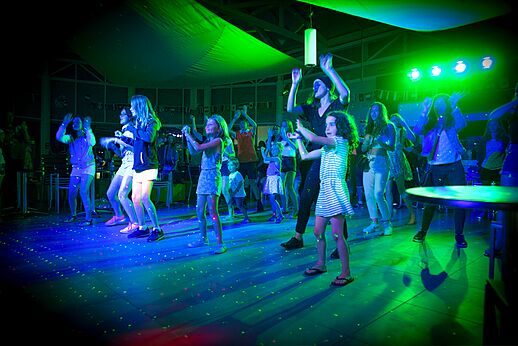 Animations-Tanzabend mit Kindern und Erwachsenen auf dem Campingplatz CLICOCHIC Chouans in SAINT HILAIRE DE RIEZ (85)