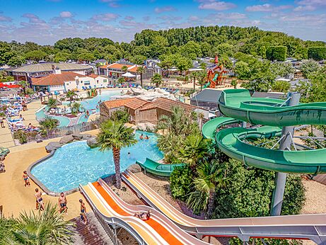 Schwimmb�der und Wasserrutschen im Camping CLICOCHIC Chouans in SAINT HILAIRE DE RIEZ (85).
