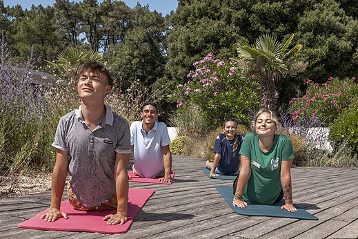Yoga-Kurs im Freien f�r Erwachsene auf dem Campingplatz CLICOCHIC Chouans in SAINT HILAIRE DE RIEZ (85).