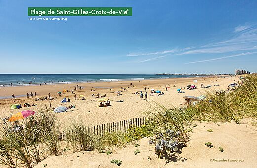 Breiter Sandstrand in Saint-Gilles-Croix-de-Vie, Vend�e, mit Badeg�sten und Sonnenschirmen.
