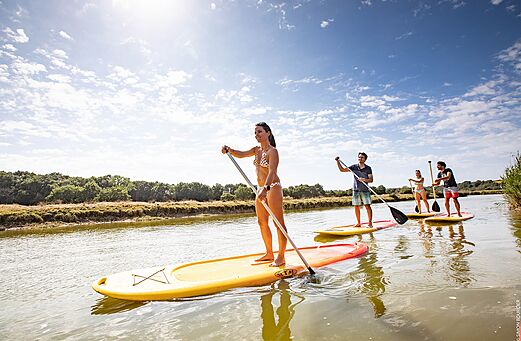 Stand-up-Paddling auf dem Fluss im Camping CLICOCHIC Chouans in Saint Hilaire de Riez.