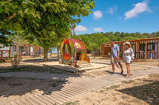 Origineller Spielplatz und Mobilheime auf dem Campingplatz CLICOCHIC Chouans in SAINT HILAIRE DE RIEZ