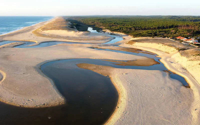 Dunes, river, ocean at VAGUES OCEANES Les Cigales campsite in Moliets-Plage (40).