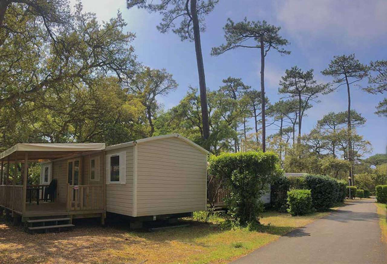 Mobile home with wooden terrace, at VAGUES OCEANES Les Cigales campsite in Moliets-Plage.