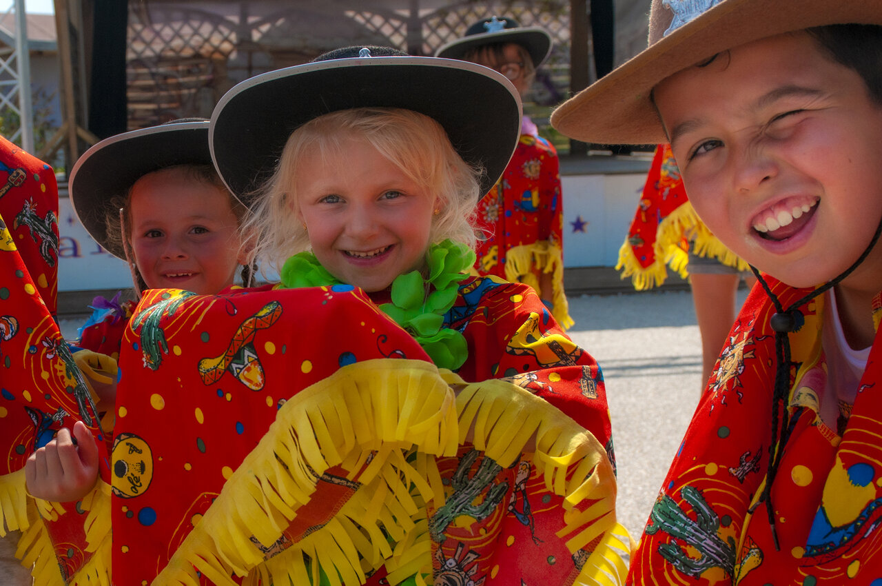 Kids animation costumes at VAGUES OCEANES Les Cigales campsite in Moliets-Plage (40).