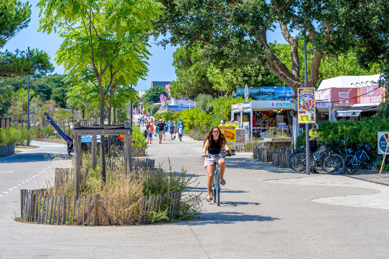 Baumges�umter Radweg auf dem Campingplatz VAGUES OCEANES Les Cigales in Moliets-Plage (40).