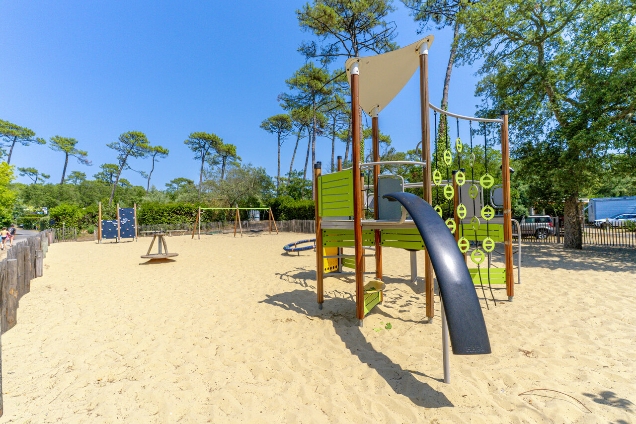 Gro�er Kinderspielplatz f�r Kinder auf dem Campingplatz VAGUES OCEANES Les Cigales in Moliets-Plage (40).