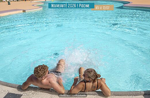Modernes Schwimmbad mit Badegästen auf dem Campingplatz VAGUES OCEANES Les Cigales.