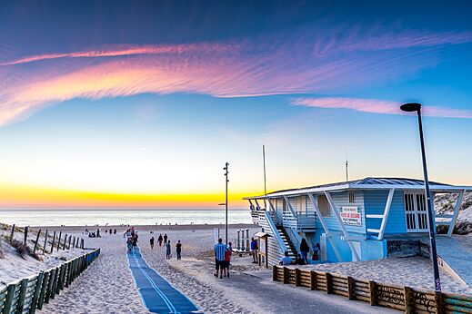 Rettungsstation am Strand von Moliets-Plage bei Sonnenuntergang.