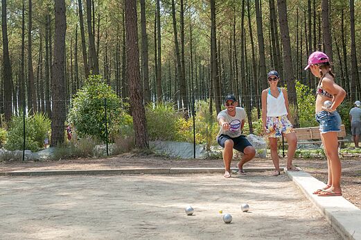 Familie spielt Boule auf einem schattigen Platz auf dem Campingplatz VAGUES OCEANES Les Cigales in Moliets-Plage (40).