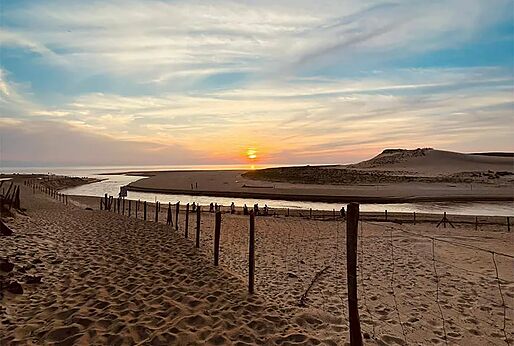 Strand, Fluss und Sonnenuntergang auf dem Campingplatz VAGUES OCEANES Les Cigales in Moliets-Plage (40).