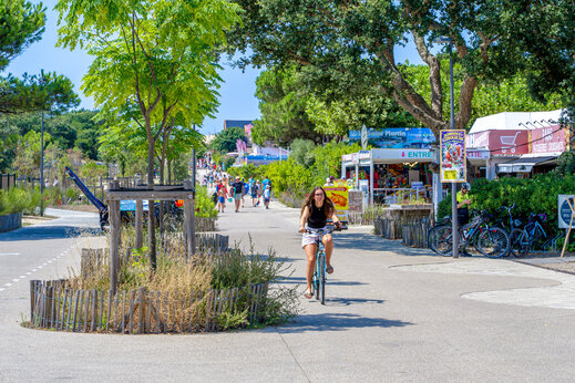Baumges�umter Radweg auf dem Campingplatz VAGUES OCEANES Les Cigales in Moliets-Plage (40).