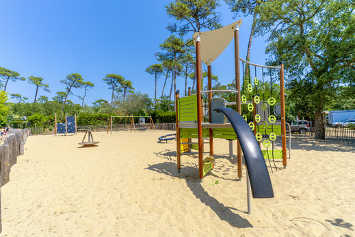 Gro�er Kinderspielplatz f�r Kinder auf dem Campingplatz VAGUES OCEANES Les Cigales in Moliets-Plage (40).