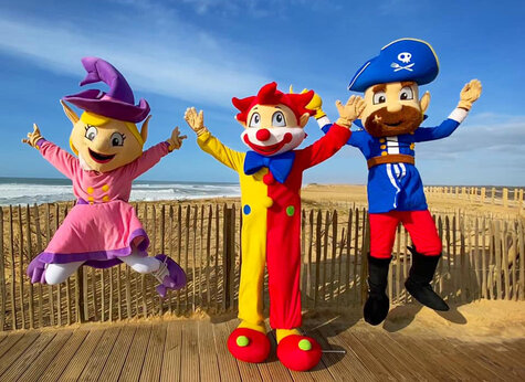 Fr�hliche Maskottchen (Elfe, Clown, Pirat) springen am Strand auf dem Campingplatz VAGUES OCEANES Les Cigales in Moliets-Plage (40).