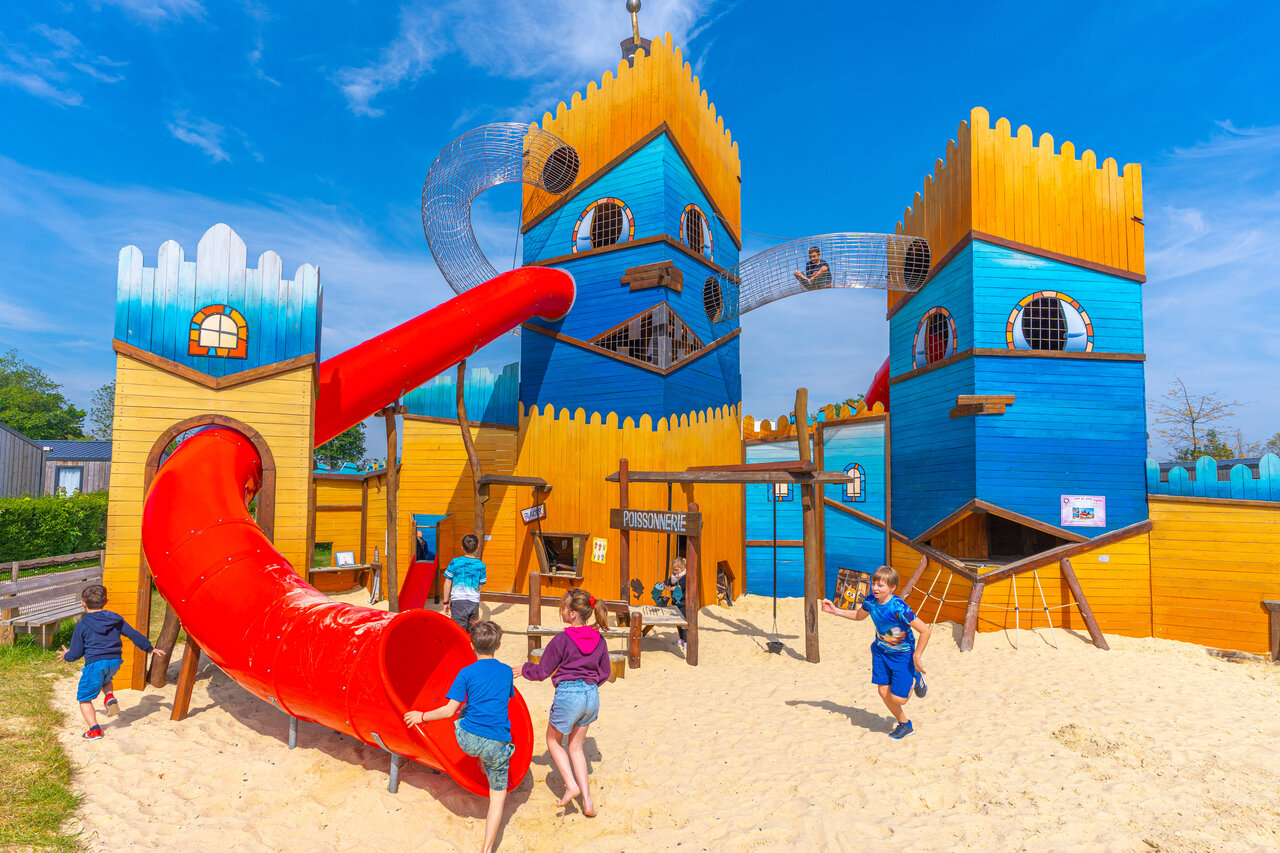 Schloss-Spielplatz, Rutsche, Kinder auf dem Campingplatz CAPFUN Citadelle de Loustic.
