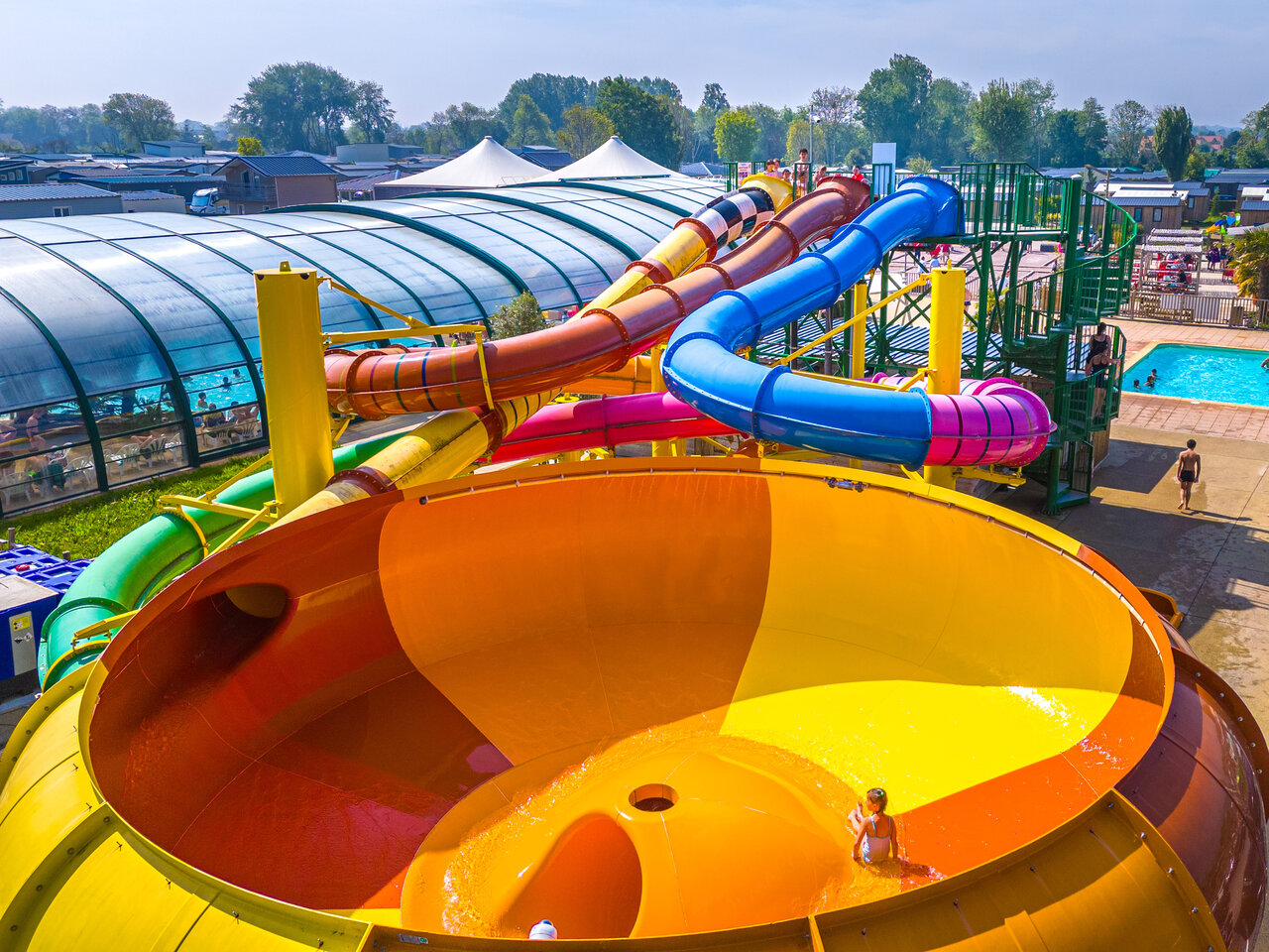 Riesen-Wasserrutsche und Pools auf dem Campingplatz CAPFUN Citadelle de Loustic in Hermanville sur Mer.
