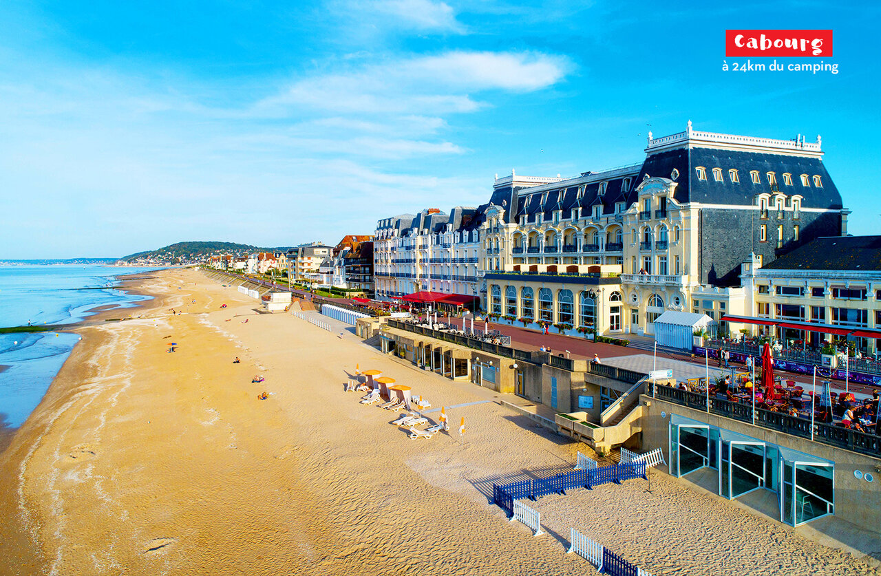 Breiter Sandstrand und historische Geb�ude in Cabourg, Stadt in der Normandie zu besuchen.