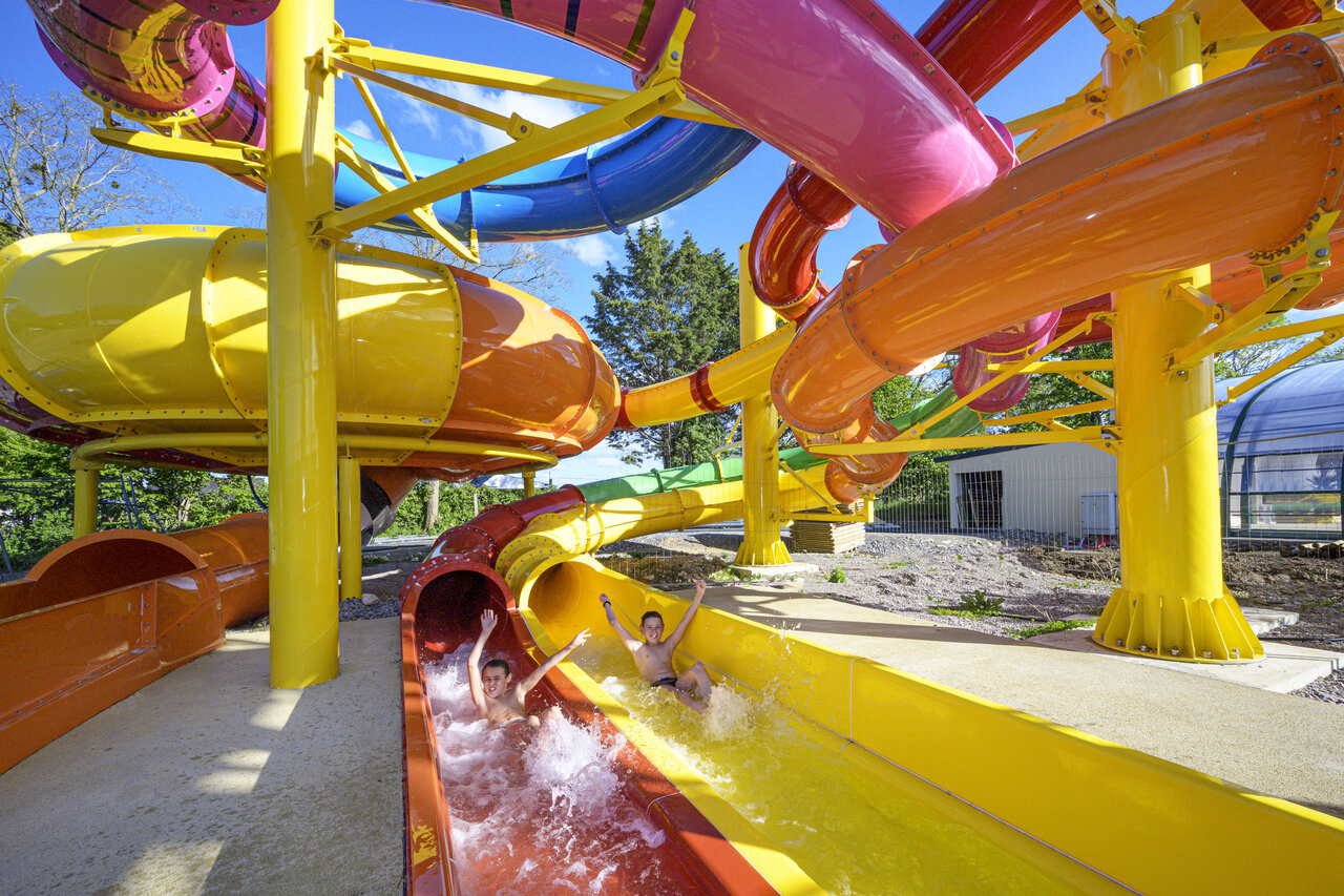 Bunte Wasserrutschen mit Kindern auf Camping CAPFUN Citadelle de Loustic, Hermanville sur Mer.