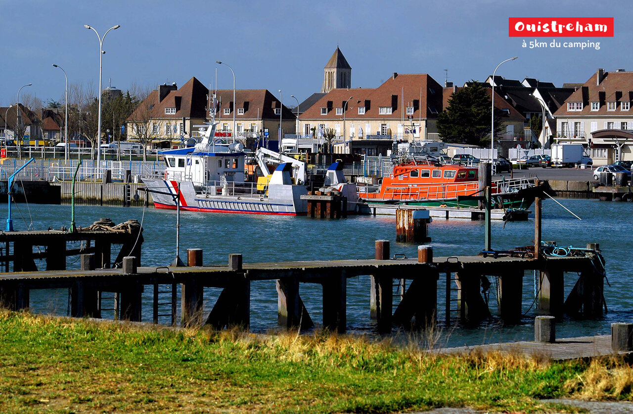 Hafen von Ouistreham mit Rettungsbooten und historischen Geb�uden in der Normandie.