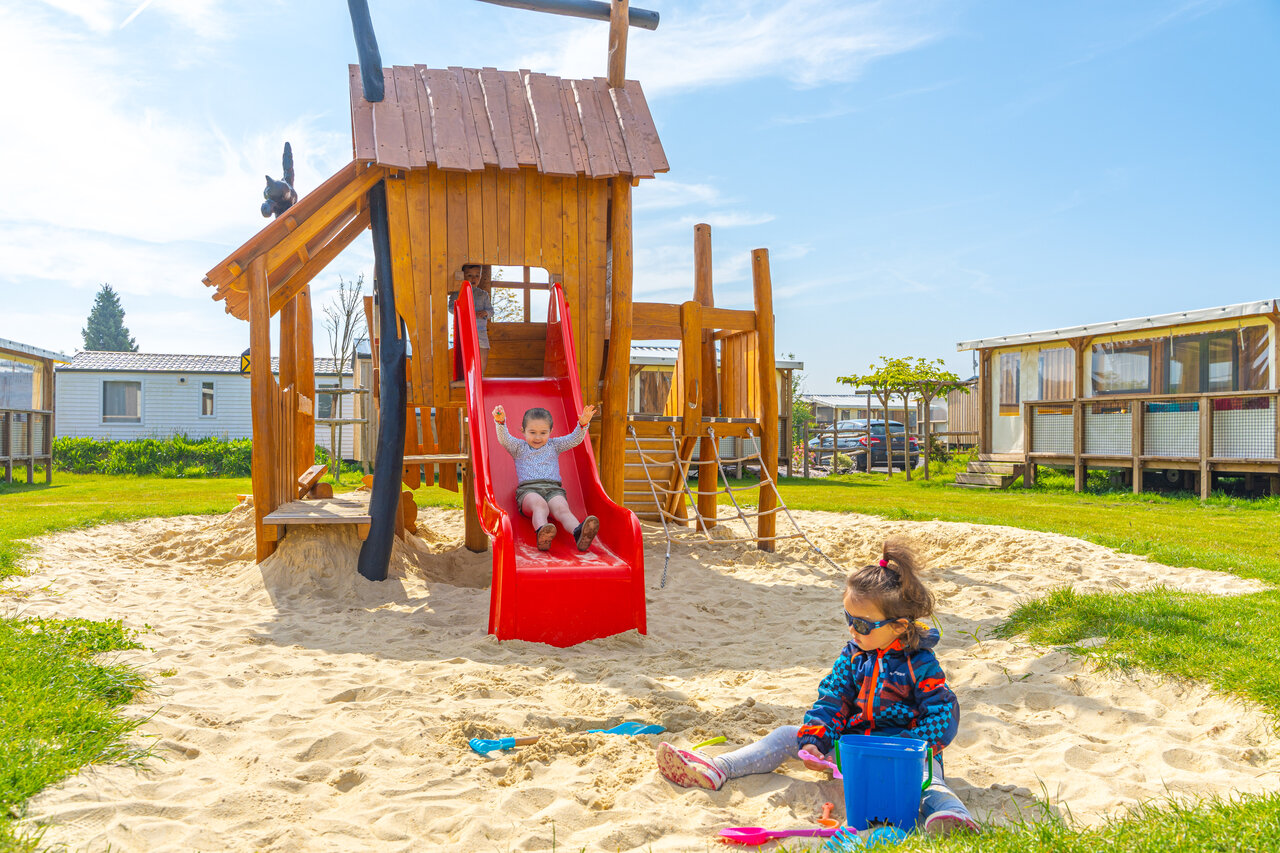 Rutsche, Sandkasten f�r Kinder auf CAPFUN Citadelle de Loustic.