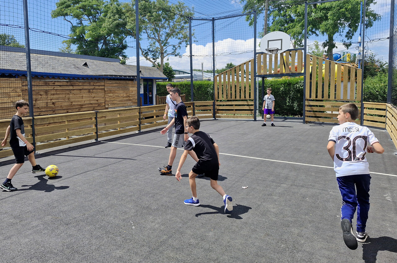 Jugendliche spielen Fu�ball auf Multisportplatz auf dem Campingplatz CAPFUN Citadelle de Loustic in Hermanville sur Mer (14).