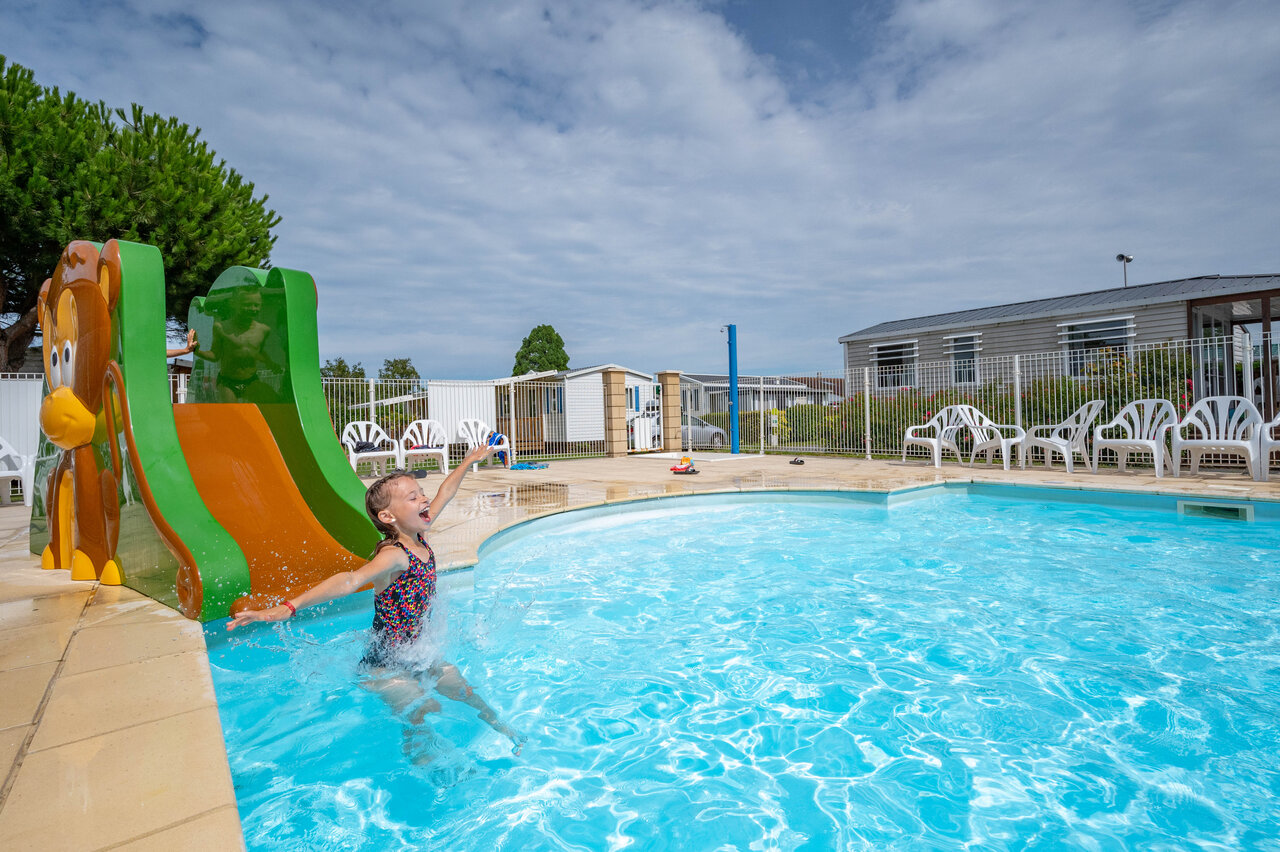 Wasserrutsche und Au�enpool auf dem Campingplatz CAPFUN Citadelle de Loustic in Hermanville sur Mer.