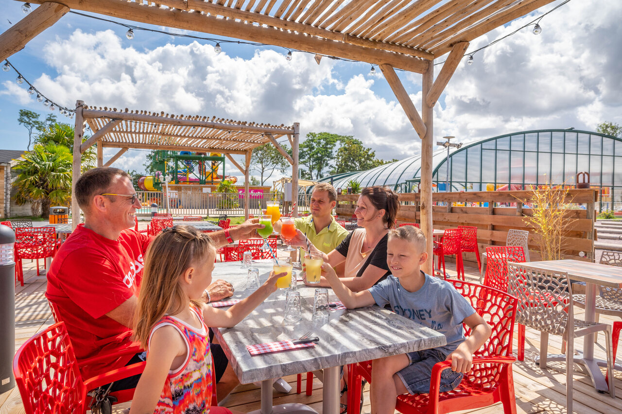 Familie an der Au�enbar, Getr�nke, Pool, auf dem Campingplatz CAPFUN Citadelle de Loustic in Hermanville sur Mer (14).