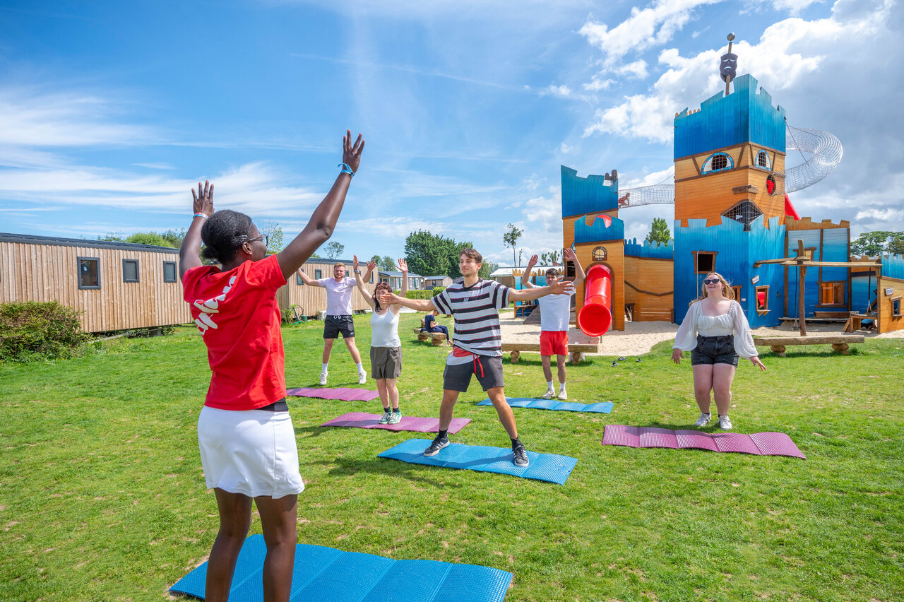 Fitness-Animation im Freien, Spielplatz auf dem Campingplatz CAPFUN Citadelle de Loustic in Hermanville sur Mer (14).