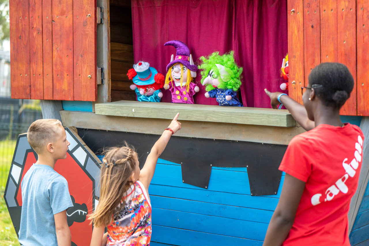 Bunte Puppentheaterauff�hrung f�r Kinder auf dem Campingplatz CAPFUN Citadelle de Loustic.